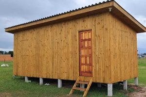 Pai constrói casa de madeira do zero para tirar filha do aluguel