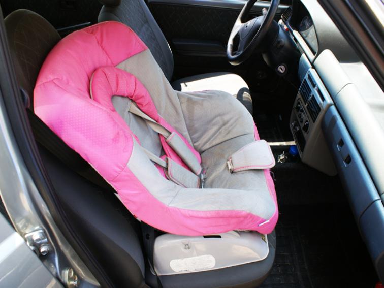 O que acontece com motoristas que carregam criança no banco da frente, segundo a lei