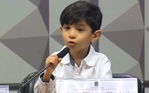 Com quase 4 milhões de seguidores, menino defendeu políticas para crianças com altas habilidades e falou sobre o sonho de salvar vidas