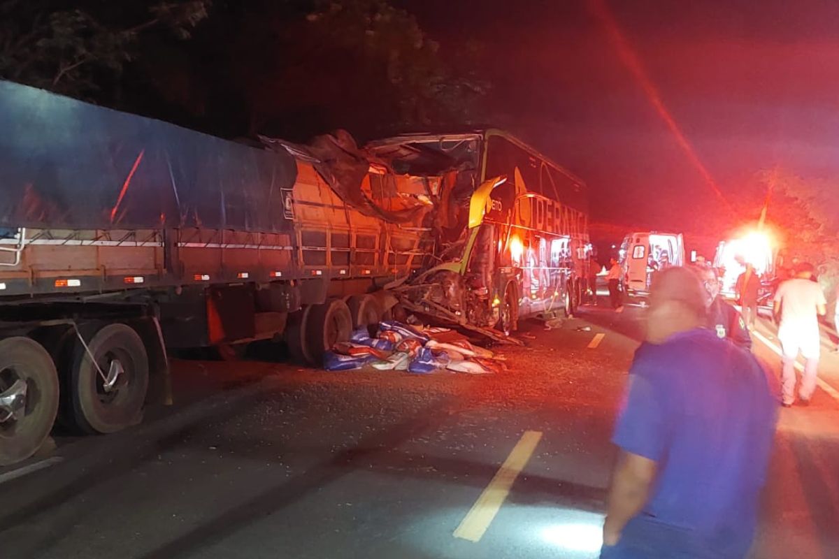 Colisão entre ônibus com 50 pessoas e carreta deixa 18 feridos na BR-153