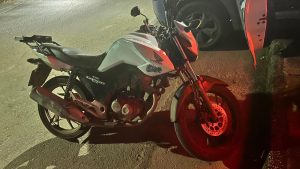 Sem CNH, motociclista sai pelas ruas com sirene imitando viatura e acaba parado pela PM em Anápolis