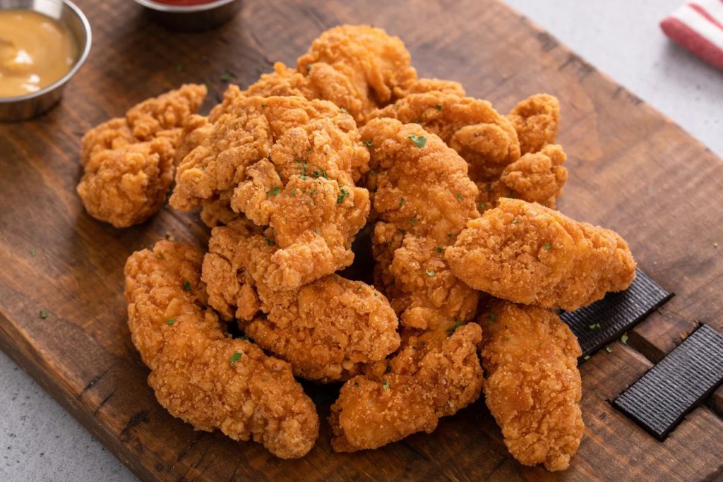 Não é farinha de trigo, nem a temperatura do óleo: o truque que deixa o frango empanado mais crocante por fora e suculento por dentro