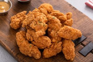 Não é farinha de trigo, nem a temperatura do óleo: o truque que deixa o frango empanado mais crocante por fora e suculento por dentro