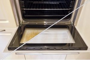 Não é detergente, nem desengordurante: o método do cabide com toalha que limpa o vidro duplo do forno sem desmontar