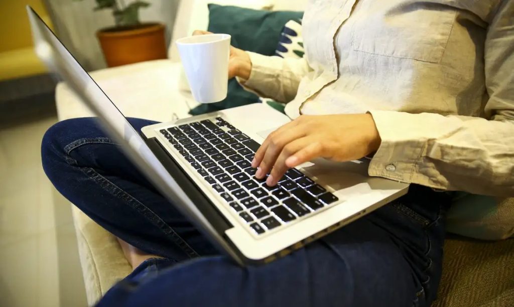 Empresas que sempre abrem vagas em home office concentram oportunidades remotas em áreas administrativas, marketing e atendimento.