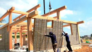 Técnica coreana de construção com encaixes de madeira maciça chama atenção por erguer casas duráveis sem concreto ou ferro, com alta precisão estrutural.