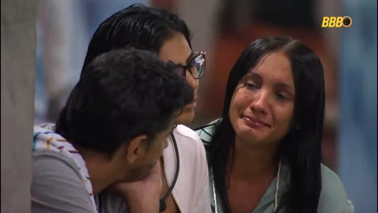 BBB 26: Maxiane chora e acusa Ana Paula de zombar de maquiagem
