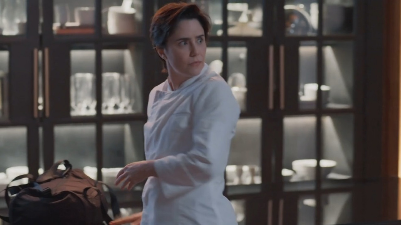 Três Graças: Samira vai buscar passaporte e encontra vilã armada