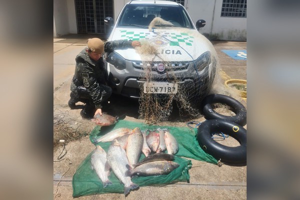 Dupla é flagrada com 32 kg de peixes durante a Piracema no interior de SP, recebe multas de R$ 3,2 mil e pode responder por crime ambiental.