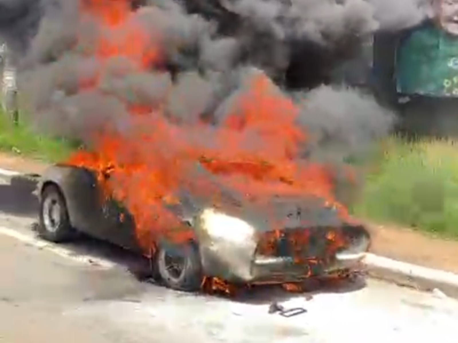 Carro é consumido pelo fogo e fica destruído em Anápolis