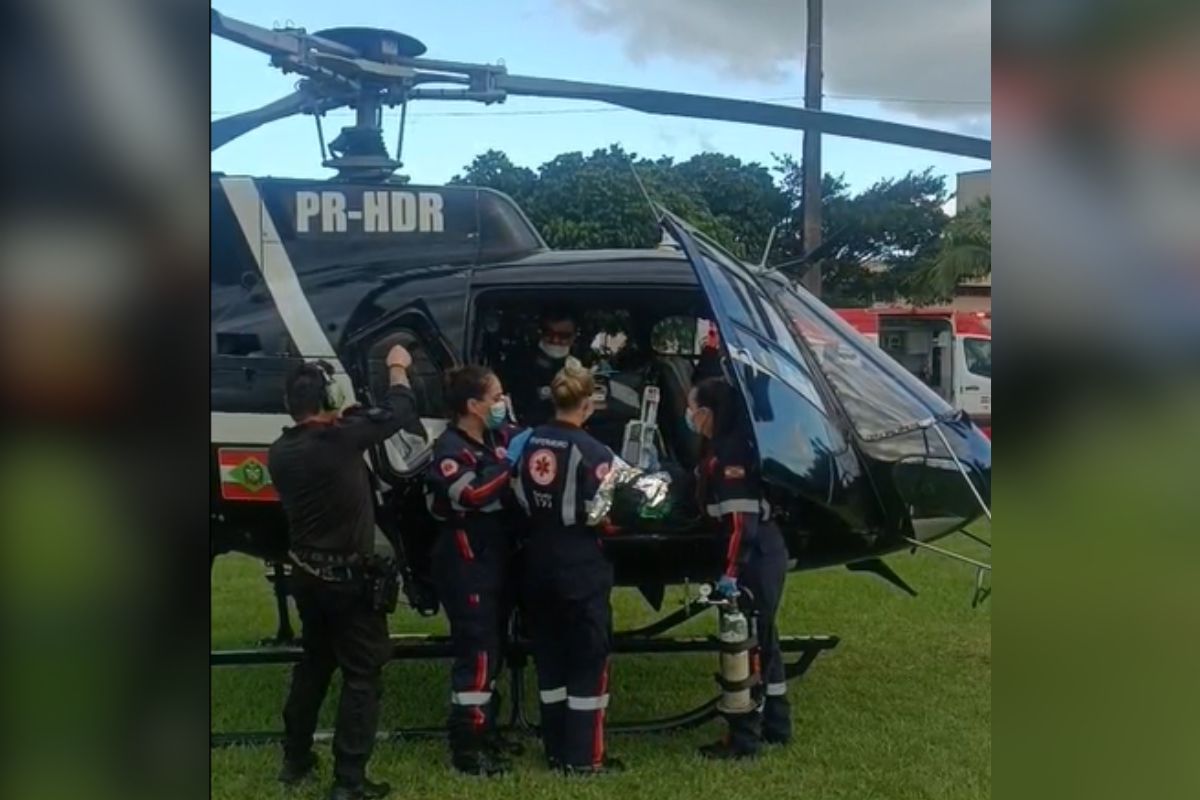 Bebê morre ao ser ejetado de cadeirinha sem cinto em acidente em SC