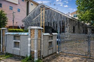 Desafiando a construção civil, aposentado blinda casa com mais de 50 mil latas de cerveja