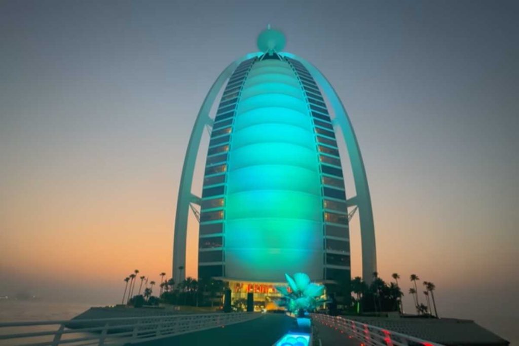 Hotel construído sobre ilha artificial é considerado o mais luxuoso do mundo