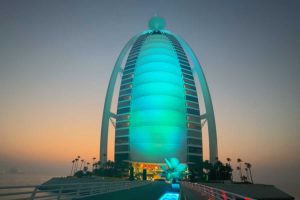 Hotel construído sobre ilha artificial é considerado o mais luxuoso do mundo