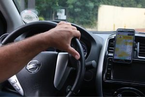 Motoristas de aplicativo da Uber com carro elétrico podem receber benefício de R$ 20,9 mil neste país