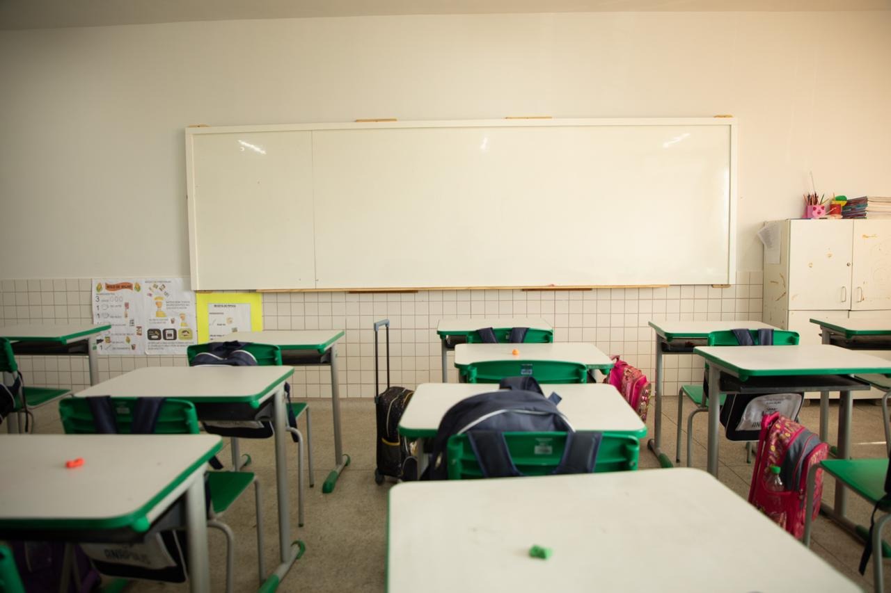 Crianças continuam na fila de espera por vagas em creches e pré-escolas.