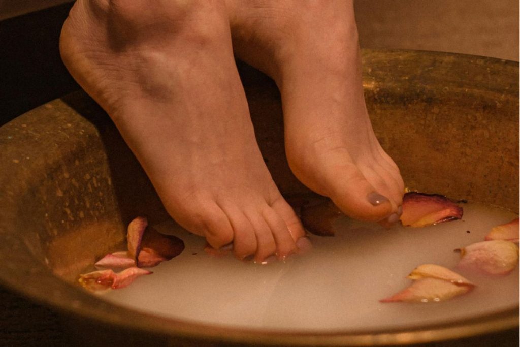 Colocar os pés em água quente com canela