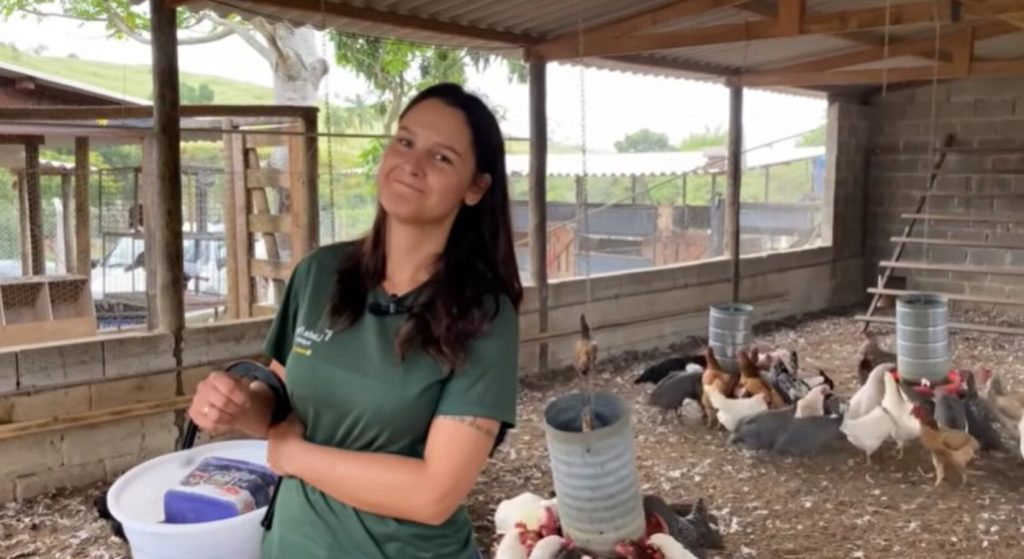 Do apartamento apertado em Ribeirão Preto à vida na roça: hoje ela vive da terra e colhe o próprio sustento