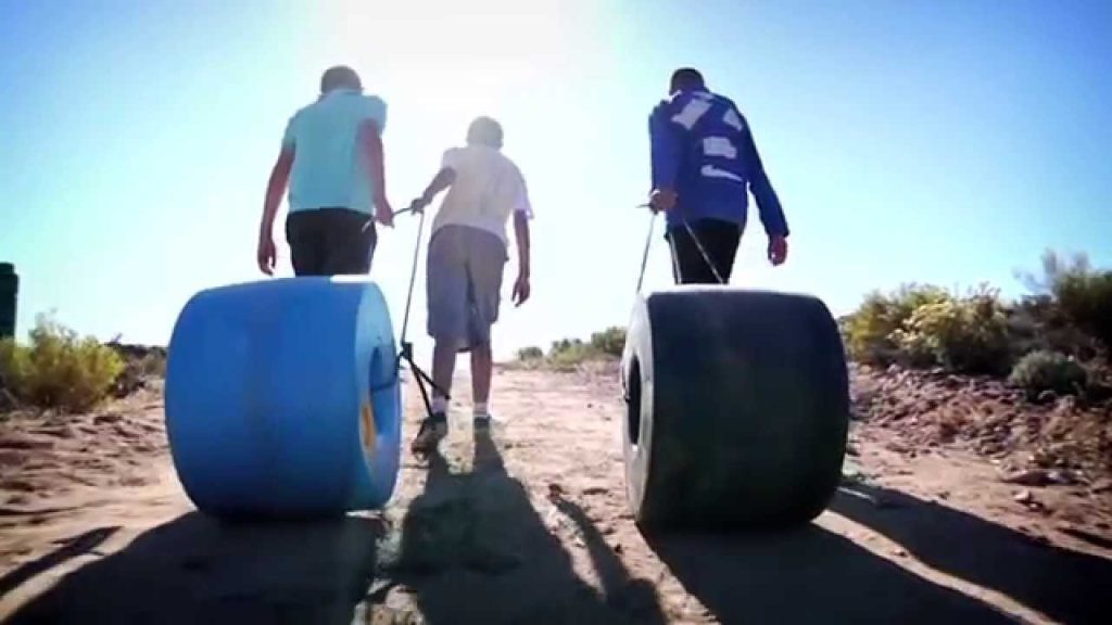 De arquiteto a inventor: cilindro em forma de rosca transporta 50 litros de água e pode mudar a vida de milhões