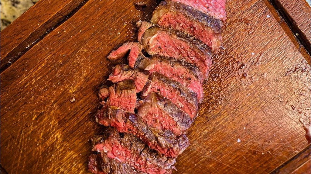 Churrasco não precisa ser caro: conheça 5 carnes baratas que superam a picanha em sabor, rendimento e suculência, segundo açougueiros.