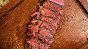 Churrasco não precisa ser caro: conheça 5 carnes baratas que superam a picanha em sabor, rendimento e suculência, segundo açougueiros.
