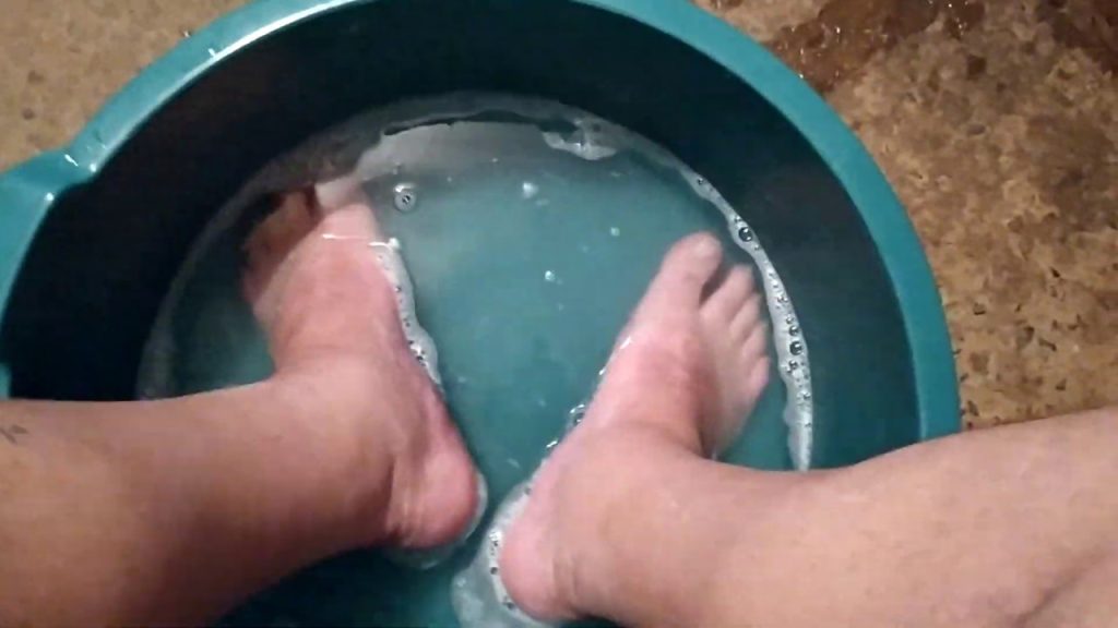 Mulher testa técnica de ficar sobre sal por 10 minutos e relata efeitos no corpo; prática de grounding sensorial pode ajudar a acalmar o sistema nervoso.