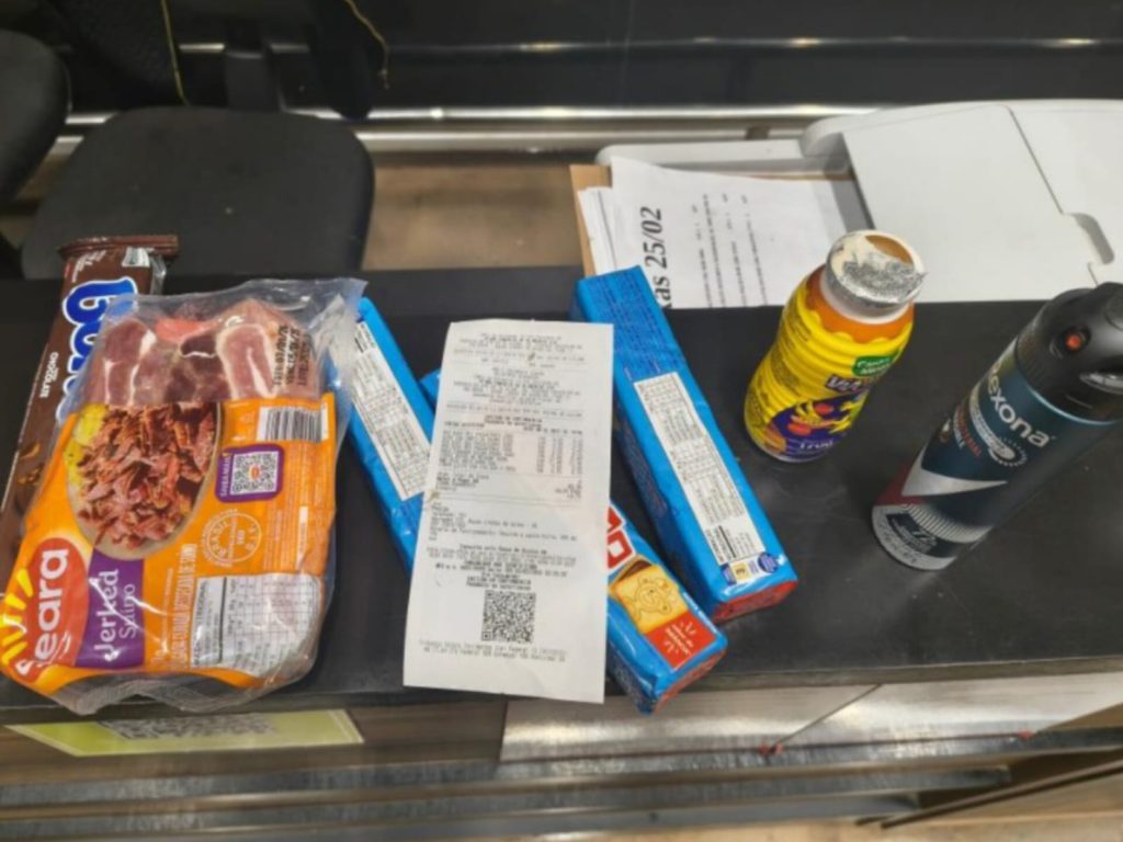 Adolescentes levaram biscoitos, um pacote de carne, um iogurte e um desodorante do mercado. (Foto: Reprodução)
