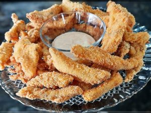 Sem uma gota de óleo: aprenda a preparar tirinhas de frango crocantes por fora e suculentas por dentro