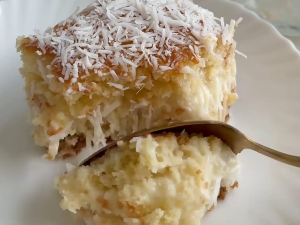 Bolo de coco molhadinho: a receita perfeita para adoçar o lanche da tarde