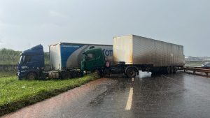 acidente na BR-153 com duas carretas