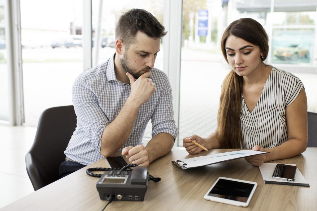 Justiça manda banco devolver valores após cobrar juros acima do contrato em empréstimo. Saiba quando é possível pedir revisão e receber dinheiro de volta.