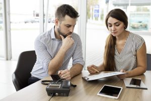 Justiça manda banco devolver valores após cobrar juros acima do contrato em empréstimo. Saiba quando é possível pedir revisão e receber dinheiro de volta.