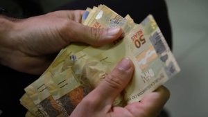 Saiba quem pode receber o salário mínimo de R$ 2.407 no Paraná, estado que lidera o ranking do maior piso salarial regional do Brasil em 2026.