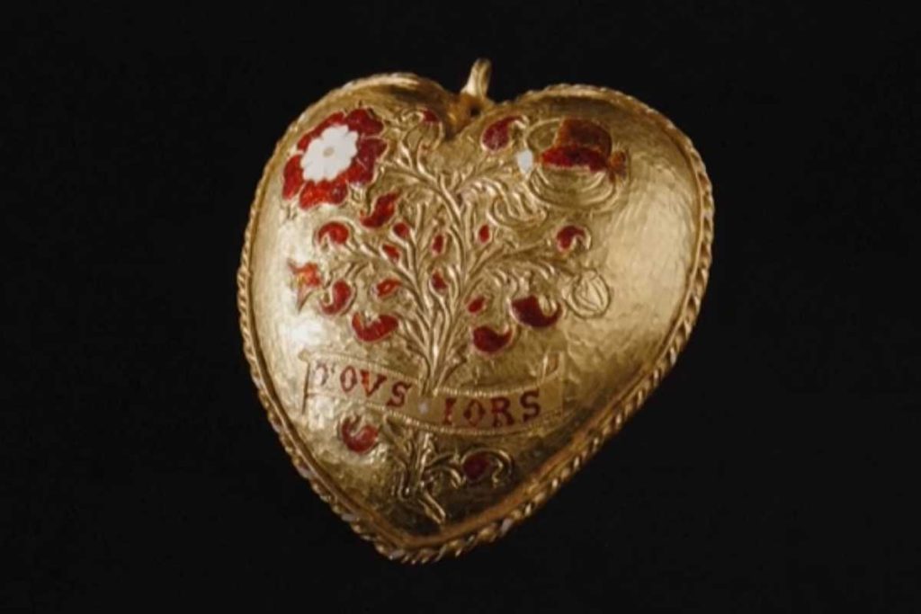 Homem encontra joia rara ligada à Coroa Inglesa avaliada em mais de R$ 22 milhões e descoberta surpreende especialistas