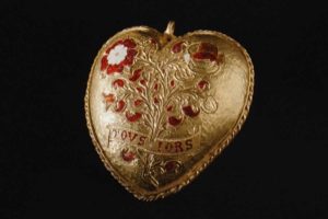 Homem encontra joia rara ligada à Coroa Inglesa avaliada em mais de R$ 22 milhões e descoberta surpreende especialistas