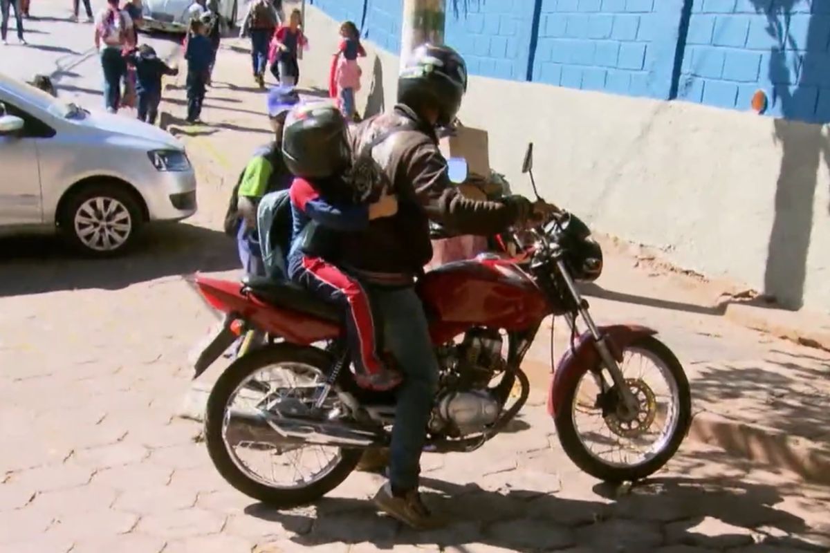 Criança na garupa de moto: novas regras preveem mudanças na idade mínima para passageiros