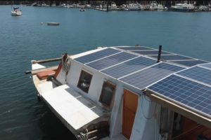 Homem larga tudo para viver no mar em flutuante movido a energia solar e autonomia total