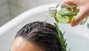 Lavar o cabelo com chá de alecrim