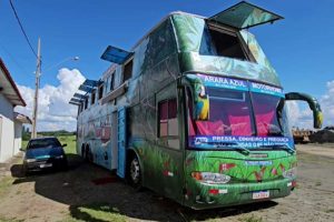 Casal transforma ônibus com piscina, deck e energia solar