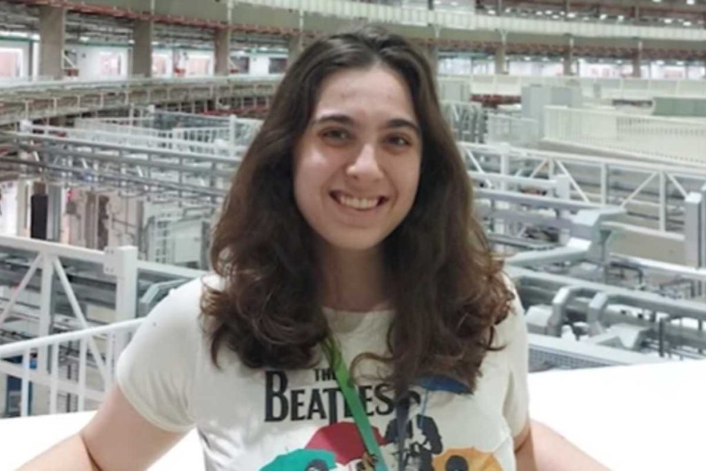 Brasileira vence representantes de 97 países e se destaca na biologia, levando troféu para casa