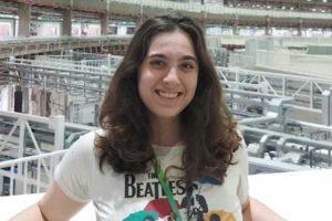 Brasileira vence representantes de 97 países e se destaca na biologia, levando troféu para casa