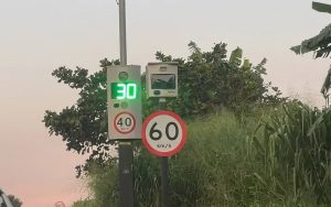 Vídeo mostra dúvida entre radares de 40 e 60 km/h na GO-080, em Goiás. Goinfra esclarece que o limite oficial no trecho é 40 km/h.