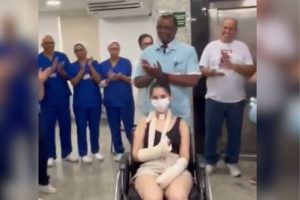 Jovem esfaqueada por negar pedido de namoro recebe alta médica no RJ