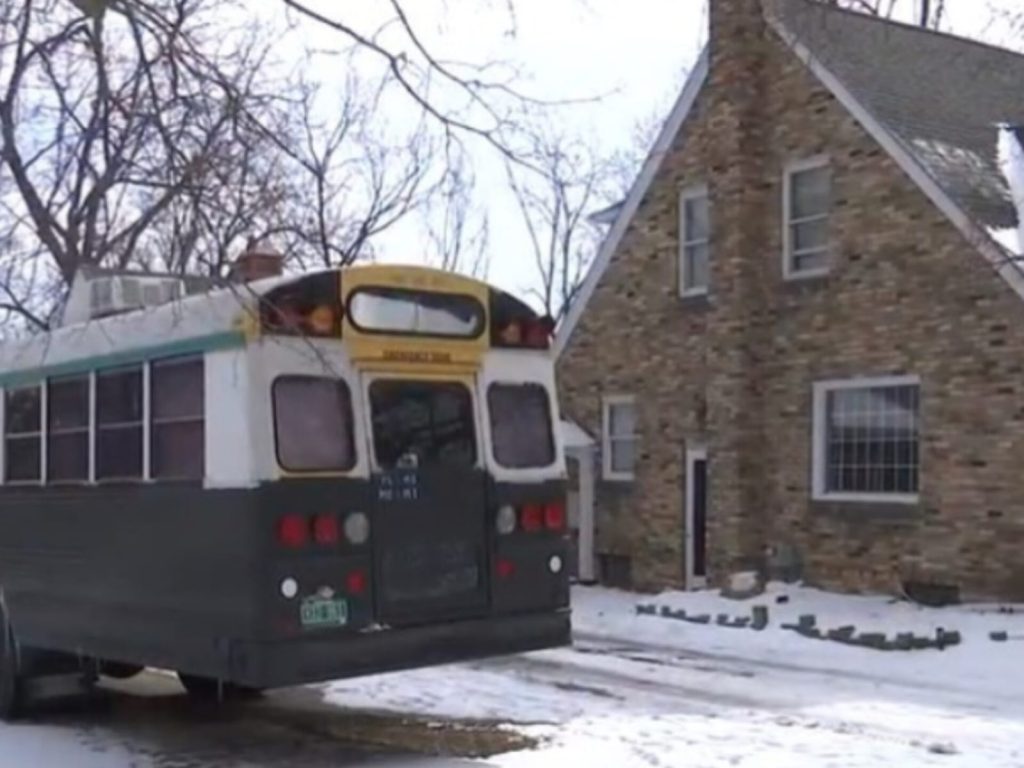 De boa ação a pesadelo: Mulher abriga família em ônibus no próprio quintal e agora está proibida de entrar em casa