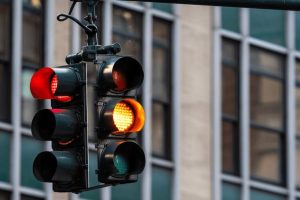 Amarelo ou Vermelho? O detalhe do Art. 208 que está fazendo motoristas levarem multa e pontos na CNH