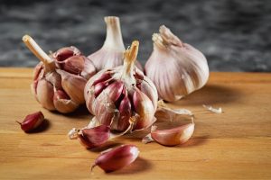 Truque simples para descascar alho em segundos