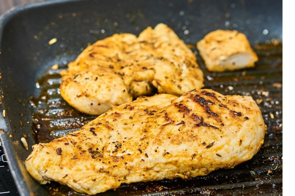 4 erros ao preparar frango na frigideira