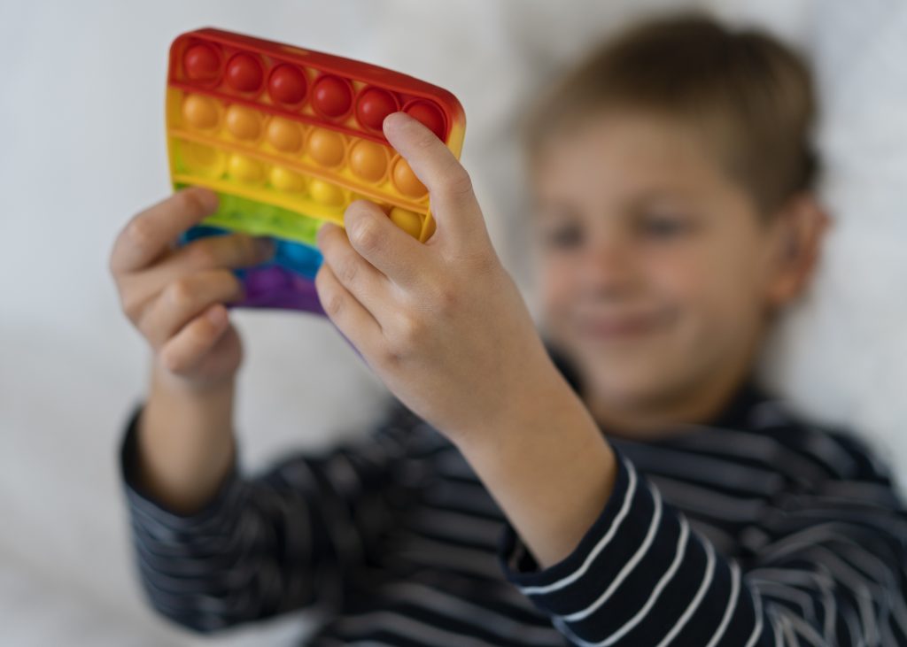 Crianças com autismo podem receber o BPC, benefício de um salário mínimo por mês, mesmo quando os pais trabalham, explica o advogado Patrick Penha.