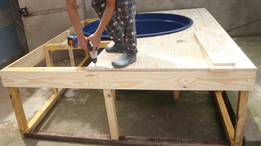 A piscina feita com caixa d’água virou uma alternativa econômica para enfrentar o calor sem gastar muito