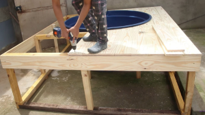 A piscina feita com caixa d’água virou uma alternativa econômica para enfrentar o calor sem gastar muito